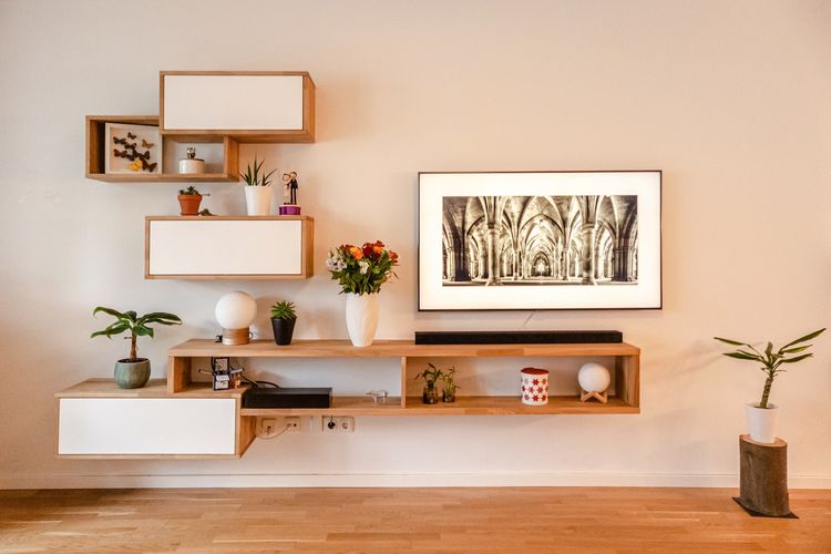 Ilustrasi rak apung atau ambalan kayu sebagai penyimpanan sekaligus elemen dekorasi rumah. 