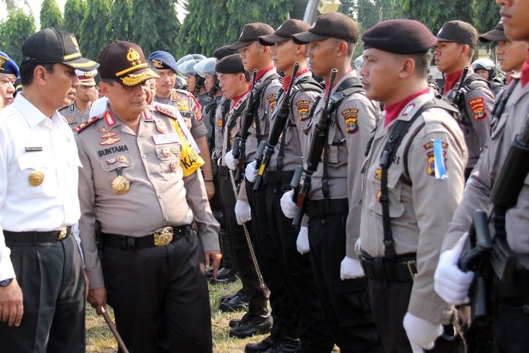 Kapolda Lampung Irjen Suntana (kedua kiri) bersama Pelaksana Tugas Gubernur Lampung Didik Suprayitno (kiri) memeriksa pasukan dan kendaraan dinas saat Apel Gelar Pasukan Operasi Ketupat Krakatau 2018 di lapangan Korpri Provinsi Lampung, Lampung, Rabu (6/6/2018). Operasi Ketupat Krakatau 2018 yang melibatkan 173.397 personel gabungan TNI-Polri dan Dinas Perhubungan, digelar dalam rangka pengamanan Idul Fitri 1419 Hijiriah.