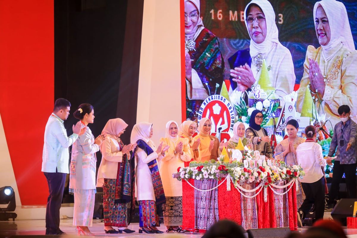 Kota Medan menjadi tuan rumah Peringatan HUT ke-43 Dewan Kerajinan Nasional (Dekranas) yang digelar di Hotel Santika Medan, Selasa (16/5/2023).
