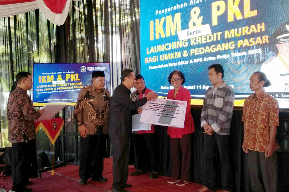 Wali Kota Blitar Santoso menyaksikan penyerahan secara simbolis bantuan peralatan produksi untuk pelaku UMKM di Kota Blitar, Jumat (11/8/2023)