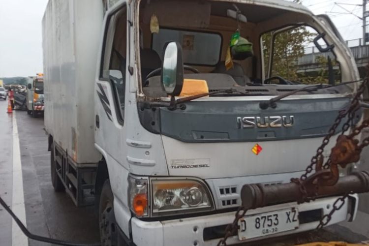 Kecelakaan terjadi di Tol Cipularang pada hari ini Selasa (2/12/2025) dengan melibatkan sembilan kendaraan yang menyebabkan satu orang meninggal dunia.