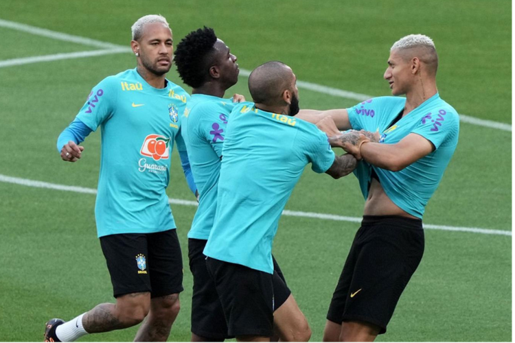 Dua pemain Brasil, Vinicius Jr dan Richarlison dilaporkan berkelahi dalam sesi latihan pada Sabtu (4/6/2022), padahal sedang bercanda. Media sosial dan media menyebarkan misinformasi perkelahian itu.