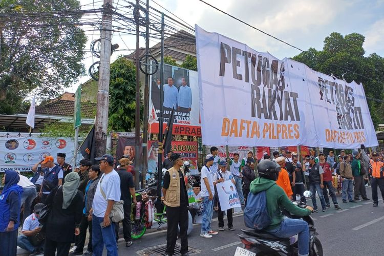Rumah Relawan Prabowo Subianto tertutup spanduk bertuliskan Petugas Rakyat Daftar Pilpres, Kamis (19/10/2023).