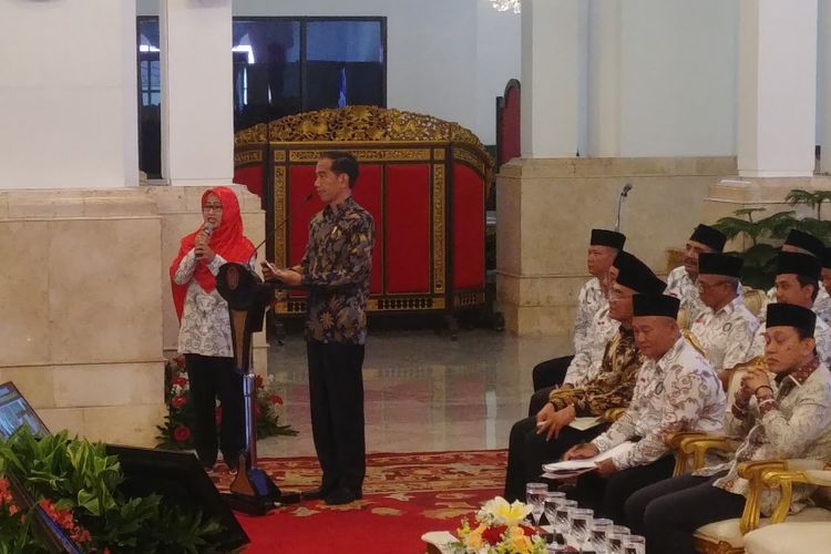 Presiden Joko Widodo bertemu dengan anggota Persatuan Guru Seluruh Indonesia (PGSI) di Istana Negara, Jakarta, Jumat (11/1/2019).