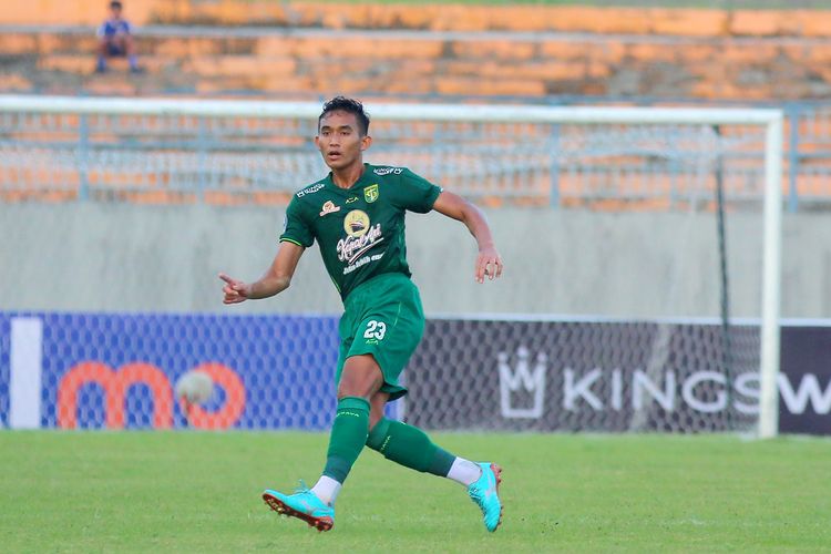 Pemain Persebaya Surabaya Rizky Ridho saat pertandingan pekan ke-20 Liga 1 2022-2023 melawan Bhayangkara FC yang berakhir dengan skor 2-1 di Stadion Gelora Joko Samudro Gresik, Senin (23/1/2023) sore.