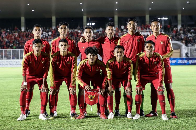 Pemain timnas Indonesia U-19, foto bersama sebelum melawan timnas Timor Leste U-19 pada laga babak kualifikasi grup K Piala Asia U-19 2020 di Stadion Madya Gelora Bung Karno, Senayan, Jakarta, Rabu (6/11/2019). Pertandingan timnas U-19 Indonesia vs Timor Leste berakhir dengan skor 3-1.