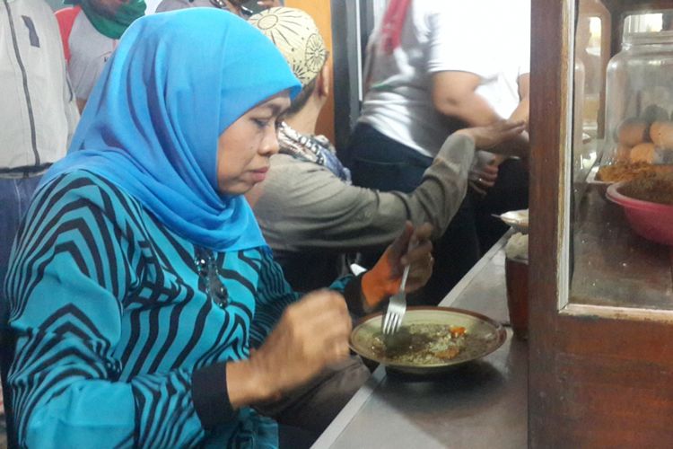Calon Gubernur Jawa Timur nomor urut satu, Khofifah Indar Parawansa saat memakan rawon untuk sahur di Warung Bu Dewi, Kecamatan Kedung Kandang, Kota Malang, Jumat (25/5/2018).