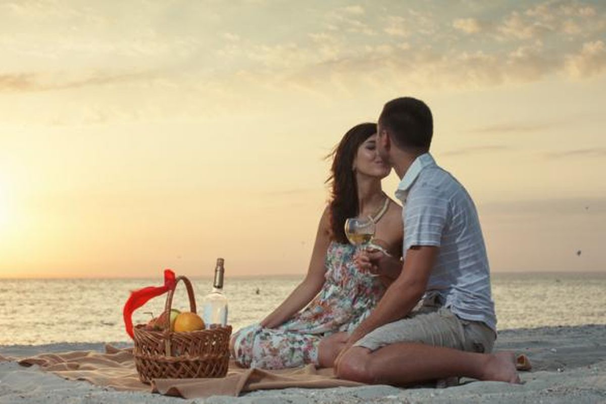 Pantai tidak pernah gagal menjadi salah satu tempat romantis bagi pasangan yang tengah jatuh cinta.