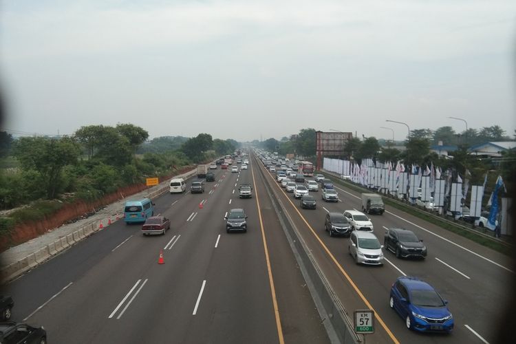 Pemberlakuan one way dari kilometer 47 sampai kilometer 70 tol Jakarta-Cikampek telah dihentikan, Sabtu (30/4/2022). Kepadatan terjadi di sejumlah titik.