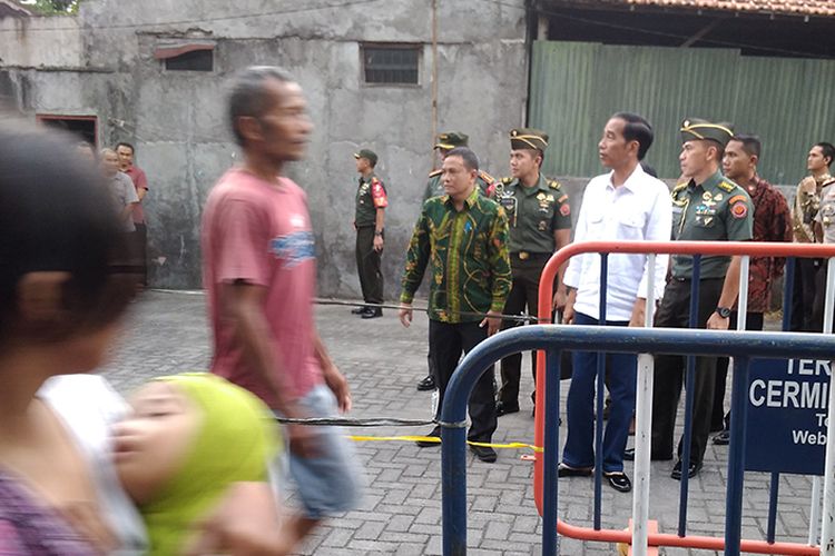 Presiden Joko Widodo saat meninjau pembagian paket sembako gratis di Solo, Jawa Tengah, Senin (26/6/2017).