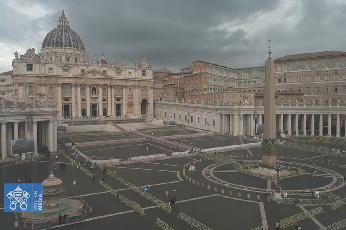 Tangkapan layar video yang menampilkan Lapangan Santo Petrus di Vatican City, Vatikan, Rabu (7/5/2025). Hasil konklaf berupa asap cerobong asap di atas Kapel Sistina bisa dipantau secara daring melalui live streaming.