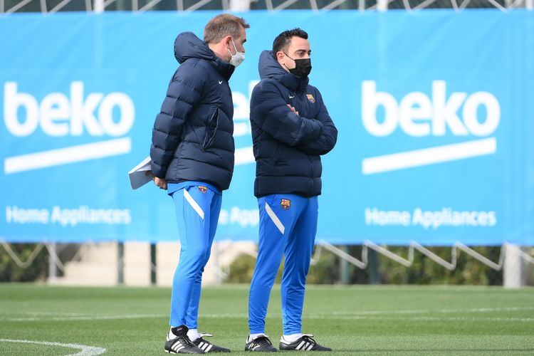 Pelatih Barcelona asal Spanyol Xavi (kanan) dan asisten sekaligus kakak kandung pelatih Barcelona Oscar Hernandez, menghadiri sesi latihan di Barcelona pada 16 Februari 2022, menjelang pertandingan sepak bola Liga Eropa UEFA mereka melawan Napoli