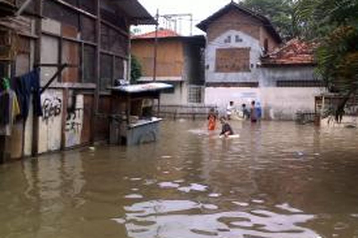 Banjir merendam ratusan rumah warga di RT 15 RW 04 Kelurahan Karet Tengsin, Tanah Abang, Jakarta Pusat sejak Sabtu (18/1/2014) dini hari. Namun, sebagian besar warga tetap bertahan di rumahnya masing-masing.