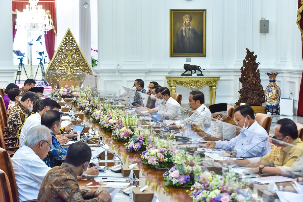 Presiden Joko Widodo memimpin rapat terbatas mengenai Evaluasi Paruh Waktu Rencana Pembangunan Jangka Menengah Nasional (RPJMN) 2020-2024 serta Penyusunan Rancangan Awal Rencana Pembangunan Jangka Panjang Nasional (RPJPN) 2025–2045, di Istana Kepresidenan, Selasa (28/3/2023).
