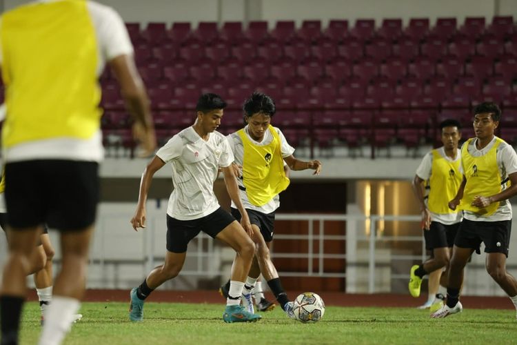 Pemain Timnas Indonesia U20 latihan perdana untuk persiapan Kualifikasi Piala Asia U20 2023 di Lapangan Thor Surabaya, Rabu (7/9/2022) malam.