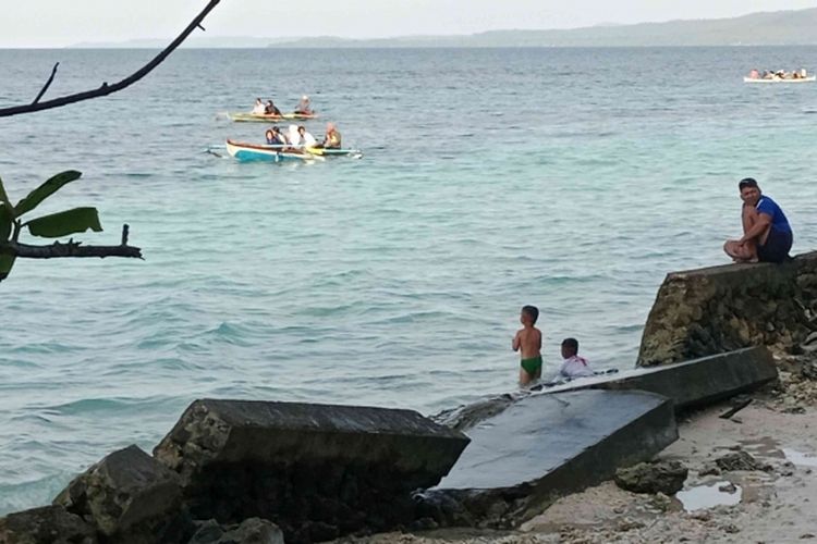 Pemandangan Pemandian Pantai Liang yang Eksotis