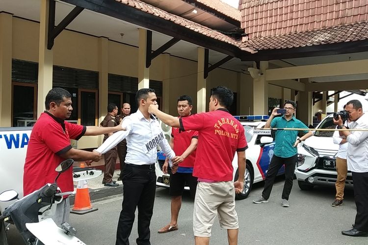 Suasana rekonstruksi adegan penganiayaan Zaenal