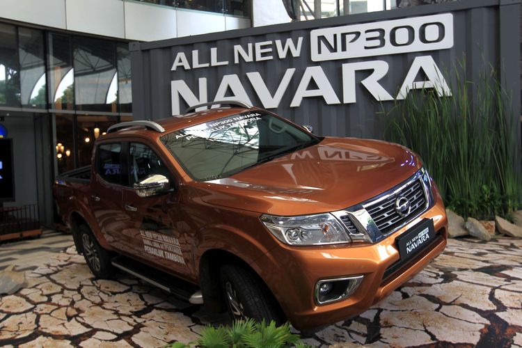 Nissan All-New Np300 Navara high-grade (VL) saat peluncuran di Gandaria City, Jakarta, Kamis (2/4/2015). Double cabin 4WD dengan desain modern di kelasnya ini dijual dengan harga Rp.380 juta hingga Rp. 430 juta on the road. KOMPAS IMAGES/KRISTIANTO PURNOMO