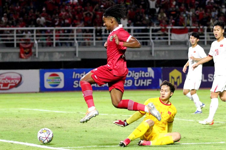 Pemain Timnas Indonesia Ronaldo Kwateh melewati kiper Vietnam Cao Van Binh saat pertandingan Kualifikasi Piala Asia U20 2023 yang berakhir dengan skor 3-2 di Stadion Gelora Bung Tomo Surabaya, Minggu (18/9/2022) malam.