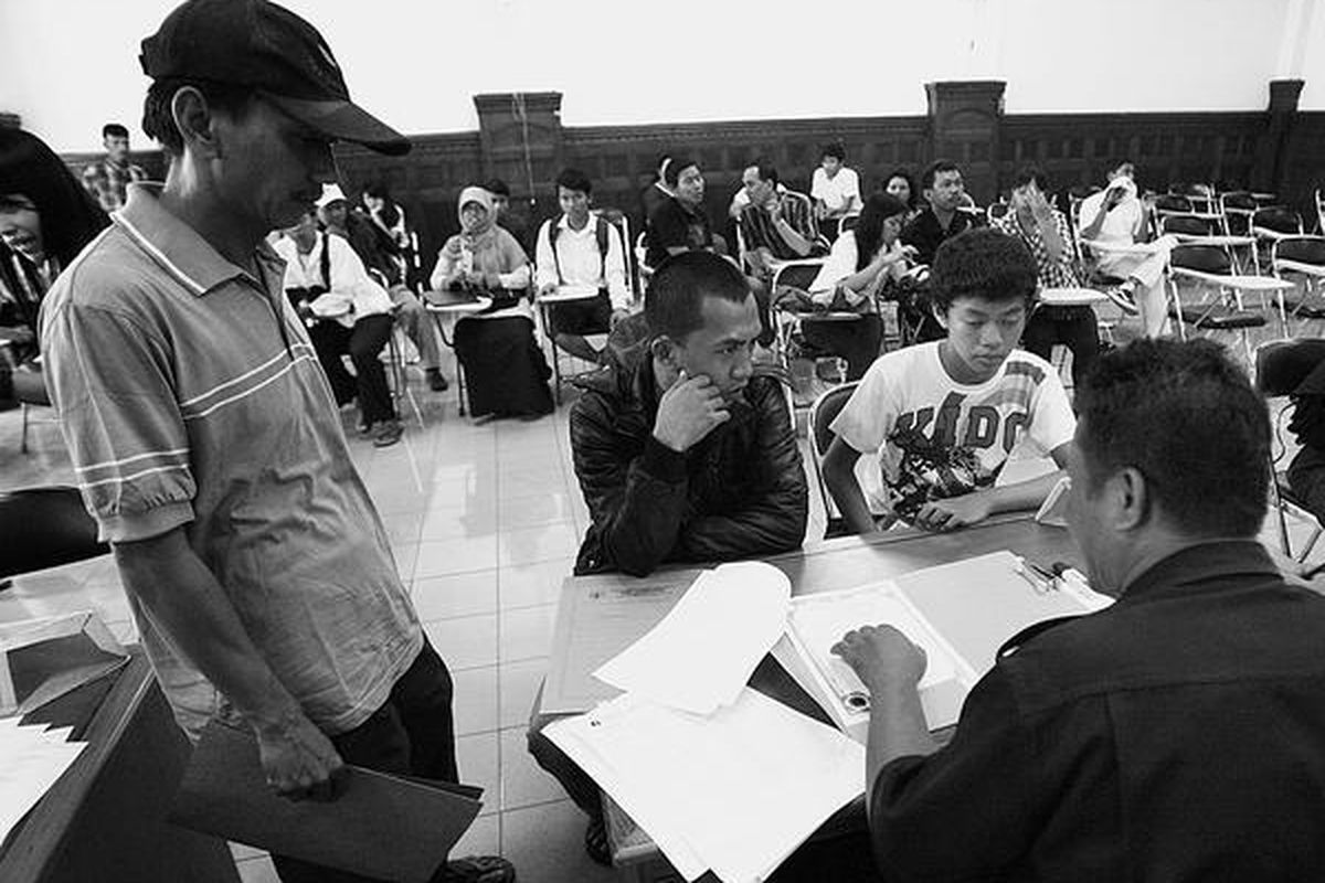 Ratusan lulusan SMP antre untuk mendaftarkan diri di SMK 1 Boedi Oetomo, Jakarta Pusat. Hari pertama pendaftaran sekolah dimanfaatkan sebagian orangtua murid untuk melihat kondisi dan situasi sekolah-sekolah favorit. 