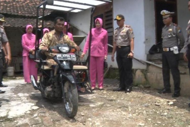 Video salah satu warga yang mengalami lumpuh,menerima bantuan dari polres Trenggalek,dan langsung dicoba oleh Ahmad Toha (22/02/2017)