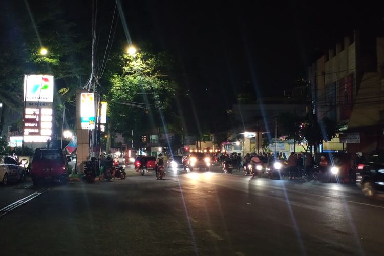 Suasana di Jalan Raya Tlogomas, Kota Malang, Jawa Timur pada Minggu (25/6/2023), malam. 