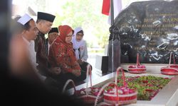 Kunjungi Makam Bung Karno dan Tokoh Ulama, Risma-Gus Hans Disambut Hangat Warga