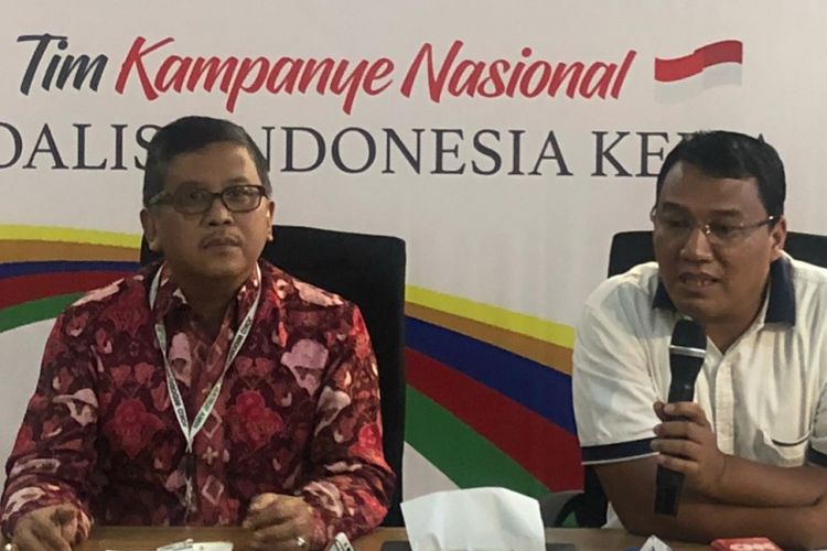Sekretaris Tim Kampanye Nasional (TKN) Joko Widodo-Maruf Amin, Hasto Kristiyanto (kiri) dalam konferensi pers di Posko Cemara, Rabu (14/11/2018).  