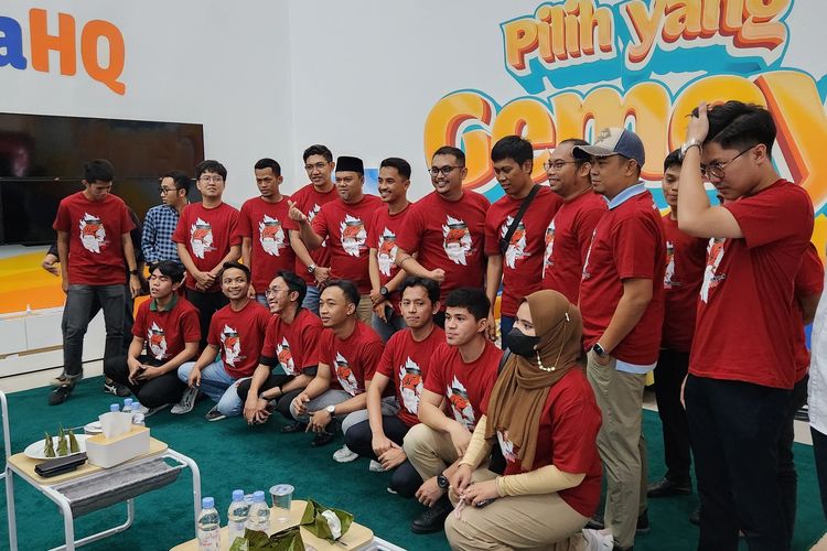Sejumlah alumni Universitas Hasanuddin (Unhas) menyatakan dukungannya ke pasangan calon presiden (capres)-calon wakil presiden (cawapres) nomor urut 2, Prabowo Subianto dan Gibran Rakabuming Raka pada Pemilu 2024 di TKN Fanta HQ, Menteng, Jakarta Pusat, Jumat (5/1/2024).