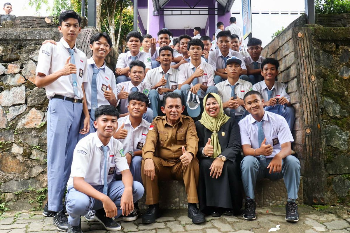 Gubernur Kepulauan Riau (Kepri) Ansar Ahmad meresmikan pembangunan Rumah Dinas (Rumdin) Guru, ruang UKS serta penyerahan bantuan transportasi darat untuk siswa kurang mampu.