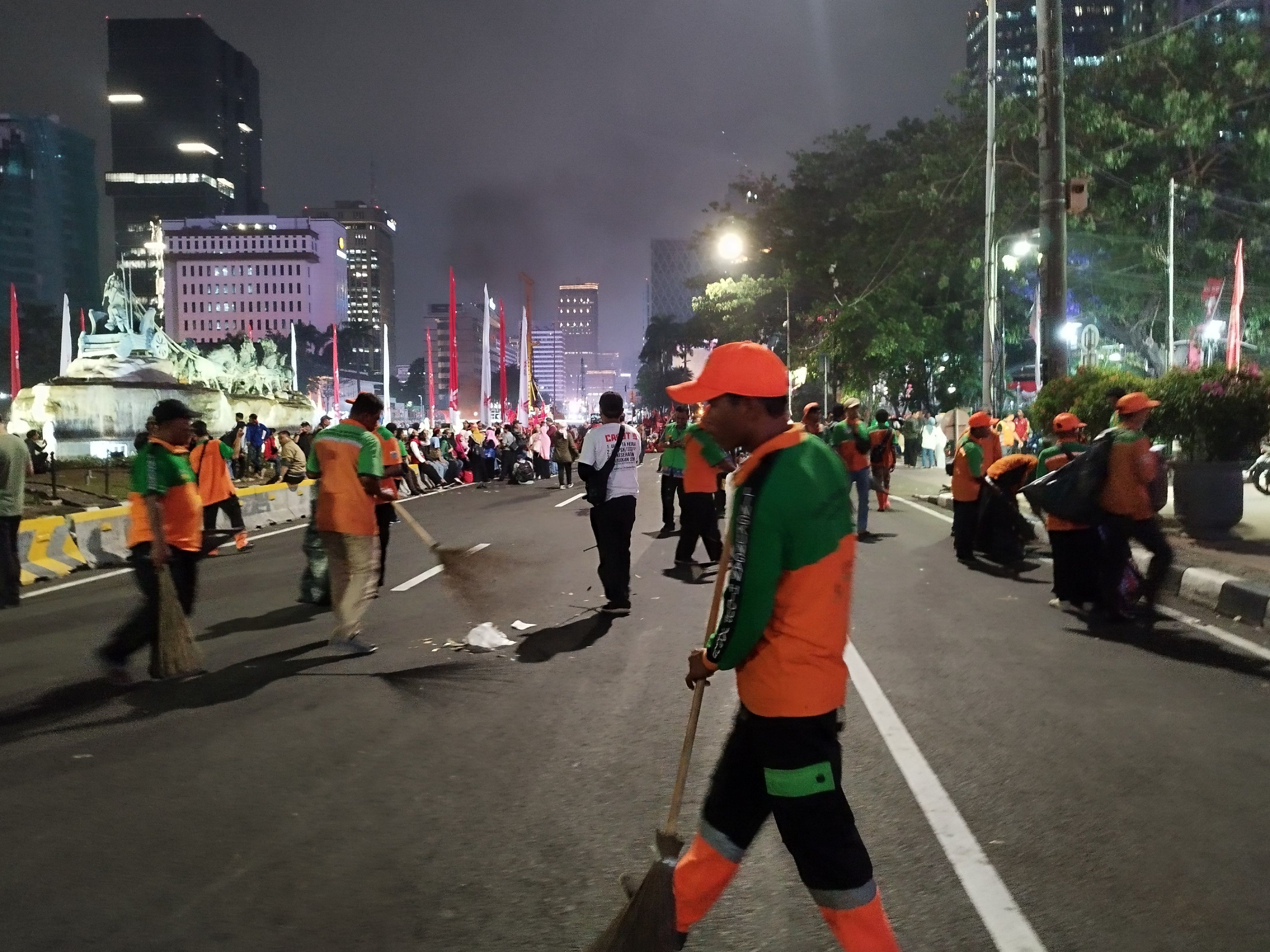 Gerombolan Pasukan Oranye Beraksi, Sapu Bersih Sampah-sampah Sisa Demo Buruh 