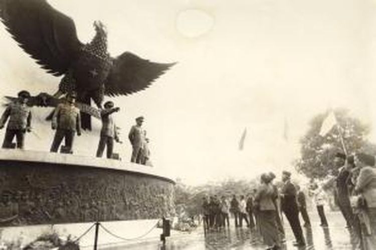 Suasana pada peringatan Hari Kesaktian Pancasila tahun 1989. Monumen Pancasila Sakti dibangun di kawasan Lubang Buaya, Jakarta Timur, di dekat sumur maut yang dijadikan tempat pembuangan mayat para perwira tinggi TNI AD korban pembunuhan pada awal Oktober 1965. Pelaku pembunuhan adalah prajurit-prajurit TNI AD menyusul peristiwa G30S yang terus menjadi kontroversi hingga sekarang. Setiap tahun di depan monumen tersebut dilaksanakan upacara bendera Hari Kesaktian Pancasila.