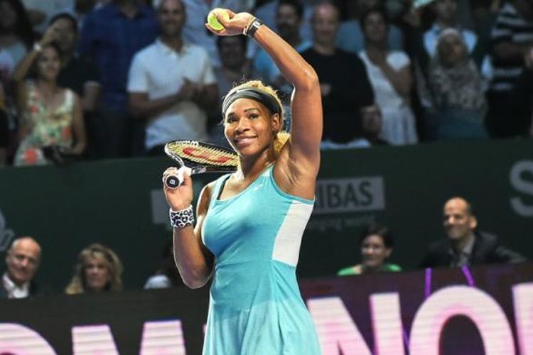 Petenis Amerika Serikat, Serena Williams, melambaikan tangan kepada penonton setelah meraih kemenangan atas petenis Kanada, Eugenie Bouchard, pada laga ketiga Grup Merah WTA Final di Singapura, Kamis (23/10/2014).