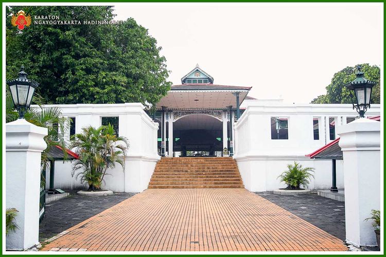 Salah satu bangunan penting yang ada di dalam lingkungan Keraton Yogyakarta dikenal dengan nama Siti Hinggil. Hal ini karena terdapat Singgasana Sultan yang terletak di Bangsal Manguntur Tangkil.
