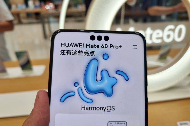 Smartphone Huawei Mate 60 Pro Plus memiliki tiga lubang di bagian layar atas, fungsinya kamera depan 13 MP (ultrawide), serta sensor ToF 3D dan laser untuk menunjang fitur keamanan pemindai wajah. 
