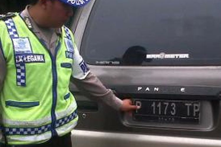 Inilah mobil dinas milik Pemkab Jember, Jawa Timur, yang pelat nomernya diganti dengan pelat berwarna hitam. Mobil dinas ini akhirnya ditilang petugas dari Satlantas Polres Jember, Jumat (15/11/13)