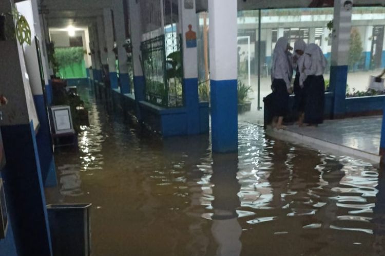 Lingkungan SMPN 13 Depok di Jalan Krukut, Krukut, Limo, Depok, terendam banjir usai diguyur hujan deras pada Senin(28/11/2022) sore. (Istimewa).