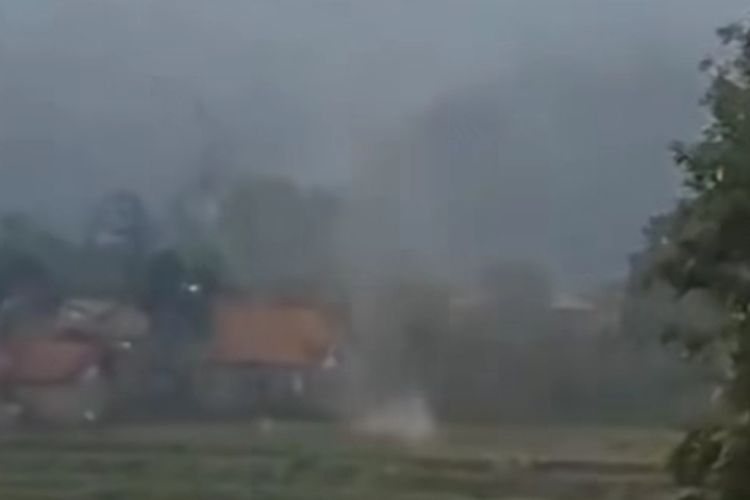 Angin puting beliung melanda Desa Sukamaju, Kecamatan Cimaung, Kabupaten Bandung, Jawa Barat pada Rabu (24/4/2024)