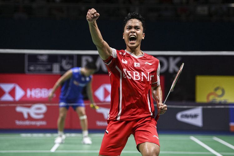 Pebulu tangkis tunggal putra Indonesia Anthony Sinisuka Ginting melakukan selebrasi usai mengalahkan lawannya pebulu tangkis tunggal putra Jepang Kento Momota dalam pertandingan babak semifinal Piala Thomas 2022 di Impact Arena, Bangkok, Thailand, Jumat (13/5/2022). Ginting menang atas Kento Momota dengan skor 21-13, 14-21 dan 21-12 dan membawa Tim Thomas Indonesia unggul sementara atas Jepang 1-0.