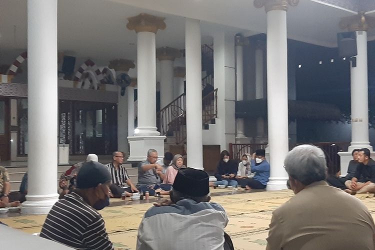 Suasana pertamuan dan silahturahmi Keluarga Erina Sofia Gudono dengan warga serta pemuda RT 03/RW 59 Purwosari, Sinduadi, Kecamatan Mlati, Kabupaten Sleman. Pertemuan dengan warga ini terkait rencana pernikahan Erina Sofia Gudono dengan Kaesang Pangarep.