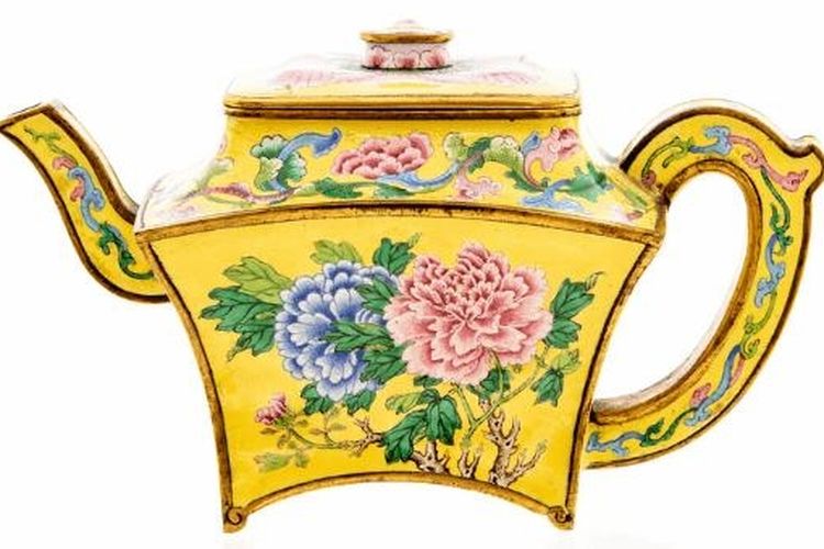 Sebuah teko dari China pada abad ke-18 terjual hampir 500.000 dollar AS (Rp 7,46 miliar) dalam sebuah pelelangan.