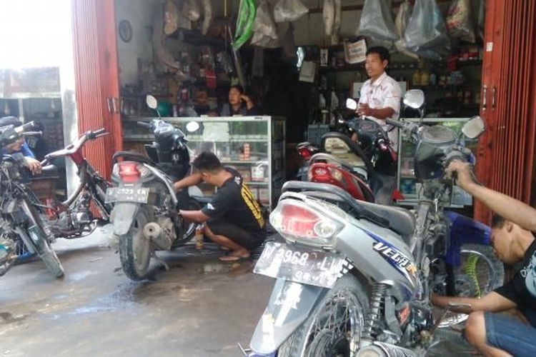 Salah bengkel motor.