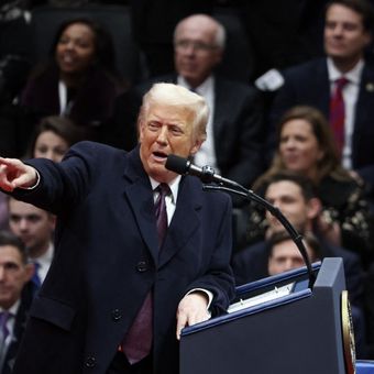 Foto pidato Donald Trump saat pelantikan dirinya sebagai presiden ke-47 Amerika Serikat di Capitol One Arena, Washington DC, Senin (20/1/2025).