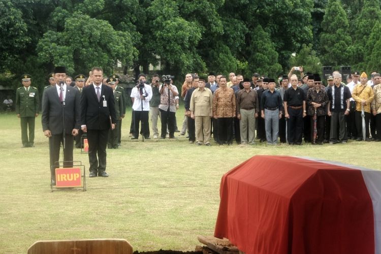 Menteri Koordinator bidang Politik, Hukum dan keamanan Wiranto saat memimpin upacara pemakaman Mantan Menteri Dalam Negeri Mohammad Maruf di Taman Makam Pahlawan, Kalibata, Jakarta Selatan, Jumat (10/3/2017).