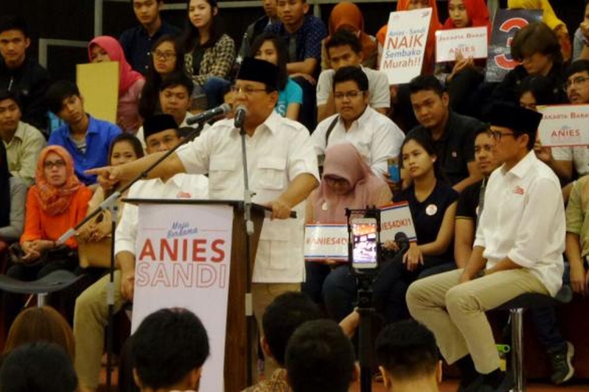 Calon gubernur dan wakil gubernur DKI Jakarta Anies Baswedan dan Sandiaga Uno mengadakan acara Rabu Bersama, kampanye bersama anak muda di Kedoya, Jakarta Barat, Rabu (1/2/2017). Rabu Bersama ini dihadiri Ketua Umum Partai Gerindra Prabowo Subianto yang ikut mengkampanyekan Anies-Sandi.