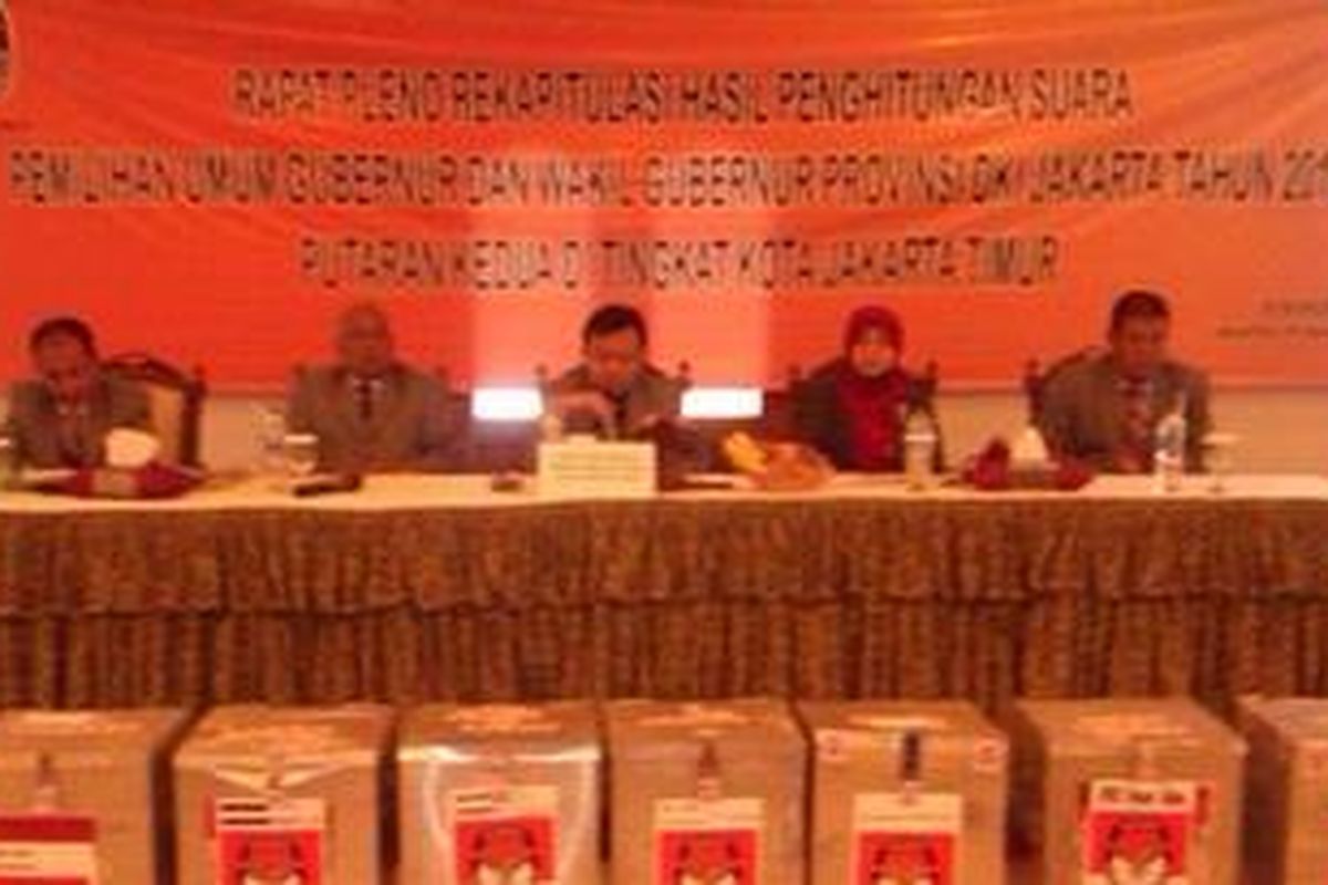 Rapat pleno hasil rekapitulasi penghitungan suara Pemilukada DKI Jakarta putaran kedua di wilayah Jakarta Timur, telah selesai dilakukan. Acara itu dilakukan di Hotel 678, Jalan Ahmad Yani, Makasar, Jakarta Timur, Rabu (26/9/2012).