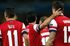 Oezil Bawa Arsenal Tinggalkan Napoli
