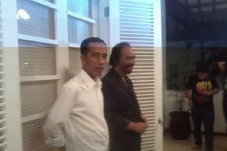 Jokowi dan Surya Paloh usai pertemuan di Kantor Transisi, Kamis (14/8/2014)