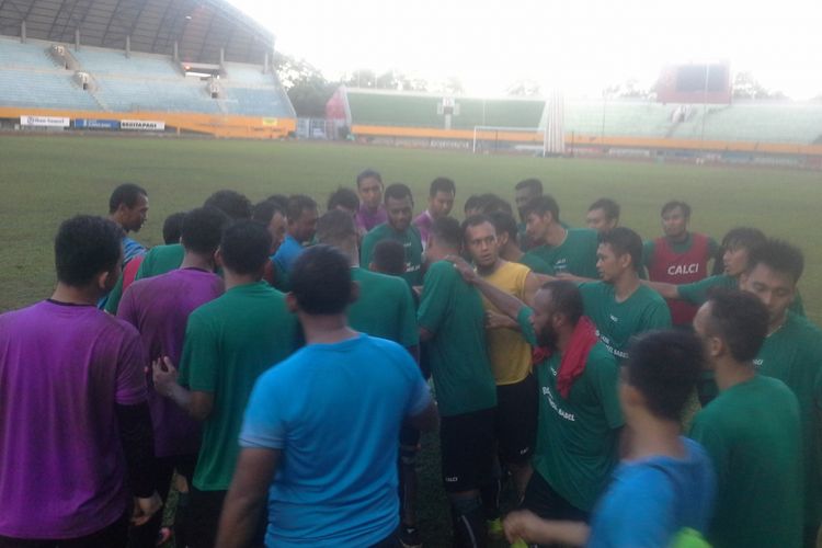 Para pemain Sriwijaya FC usai melakukan latihan taktik dan strategi tim di Stadion Gelora Sriwijaya (Jakabaring), Selasa (4/7/2017). Latihan ini untuk persiapan melawan Arema FC dalam lanjutan Liga 1 pada 7 Juli.