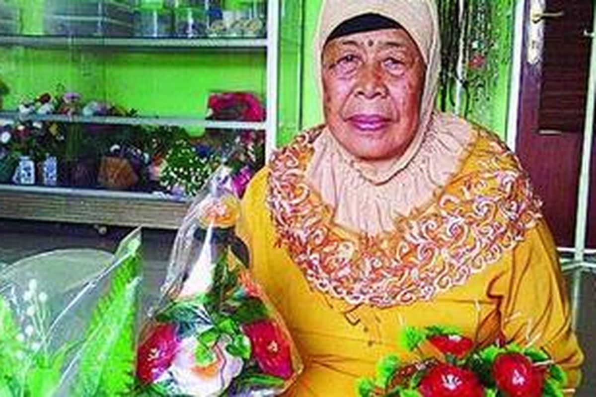 Hj Yasmin Sudarsih (71), perempuan lanjut usia di Panti Sosial Tresna Werda Budhi Dharma, Bekasi, Jawa Barat, membuat dan merangkai bunga kering pesanan pejabat.
